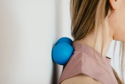 Pelota pequeña de masaje sobre una esterilla